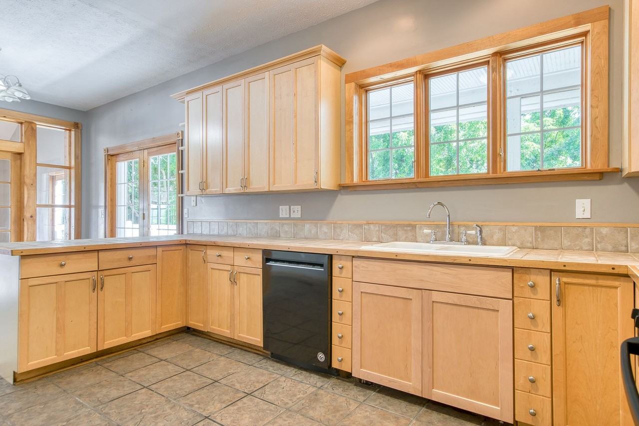 1305 Lawrence St - Photo 4 of 34