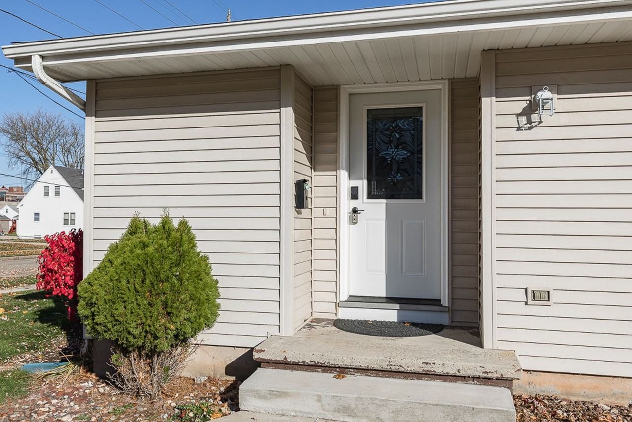 1824 S Jefferson St - Photo 2 of 17