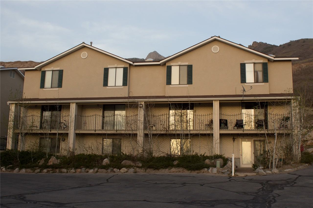 760 Eastside Dr #B - Photo 2 of 14