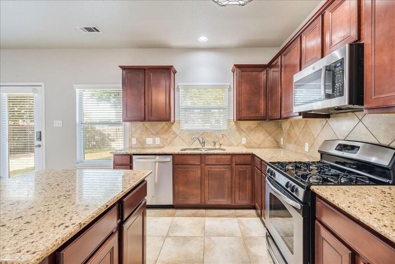 1007 Hometown Pkwy - Photo 7 of 23