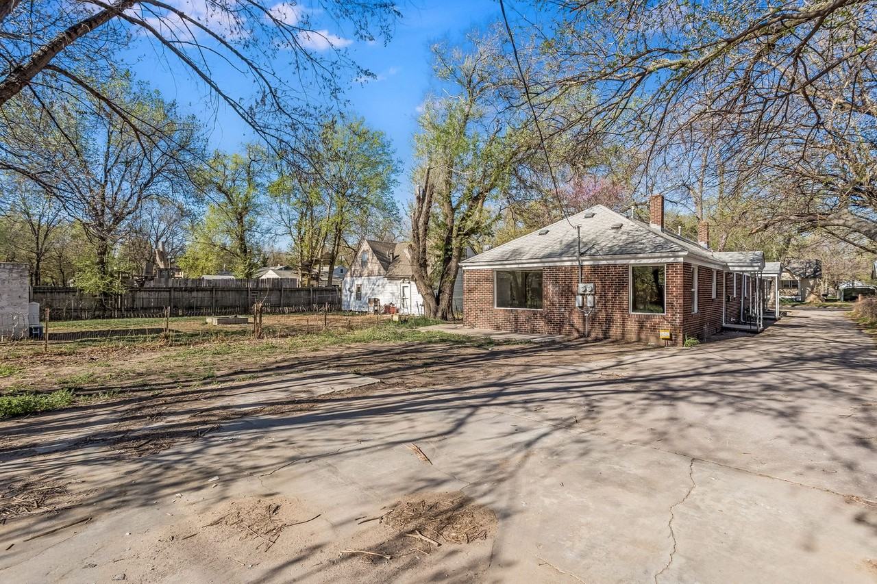 1832 S Washington Ave - Photo 2 of 16