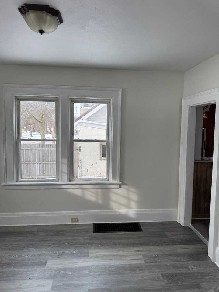 1164 W 7th St - Photo 6 of 22