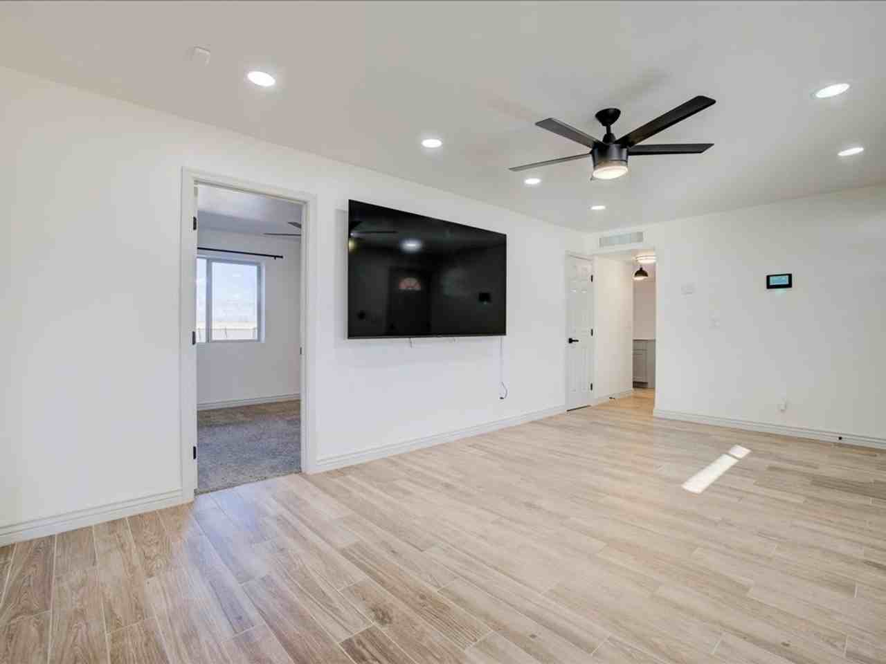 6865 E 38th St - Photo 4 of 24