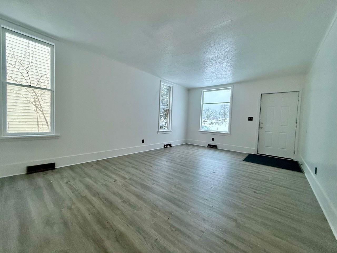 1257 3rd St - Photo 2 of 8