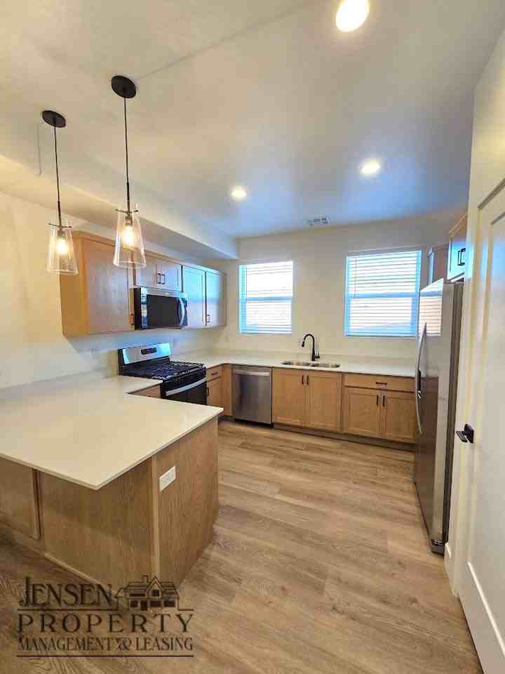 1058 W Albertine Ln - Photo 7 of 28