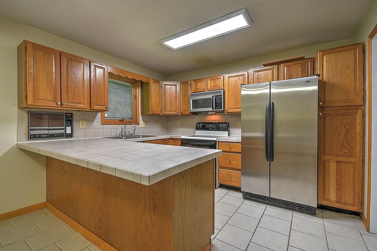 2304 Stuart Dr - Photo 2 of 40