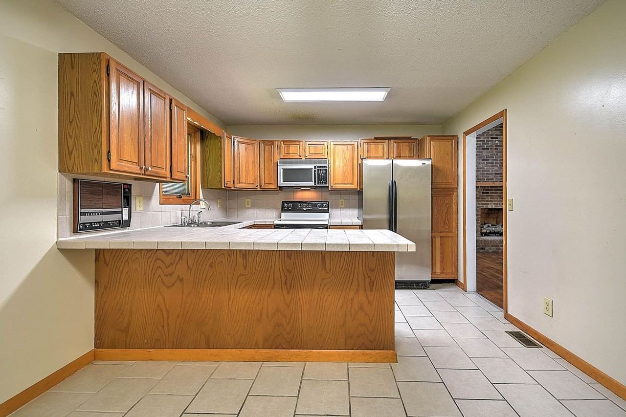 2304 Stuart Dr - Photo 4 of 40