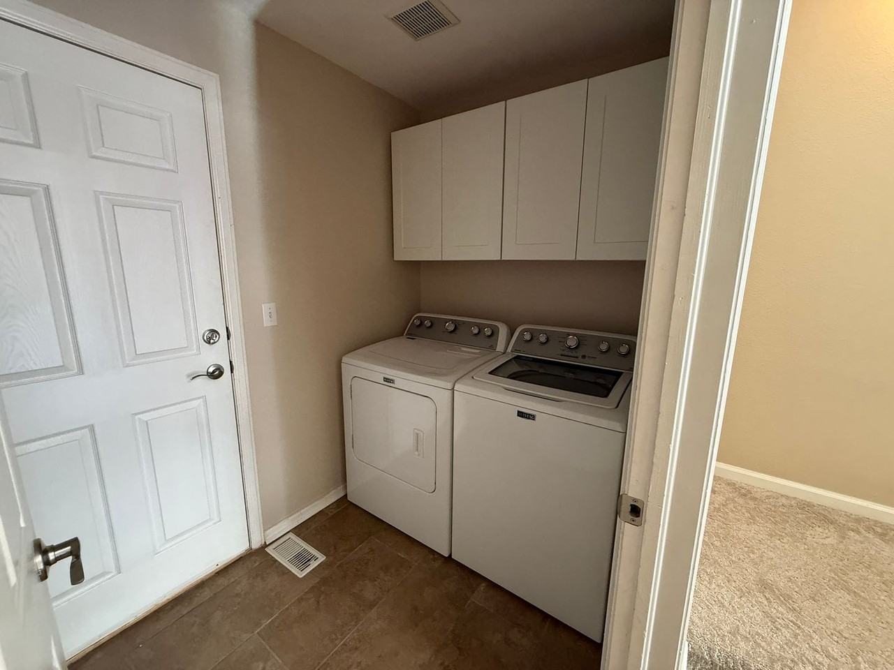 9021 W Phillips Dr - Photo 4 of 20