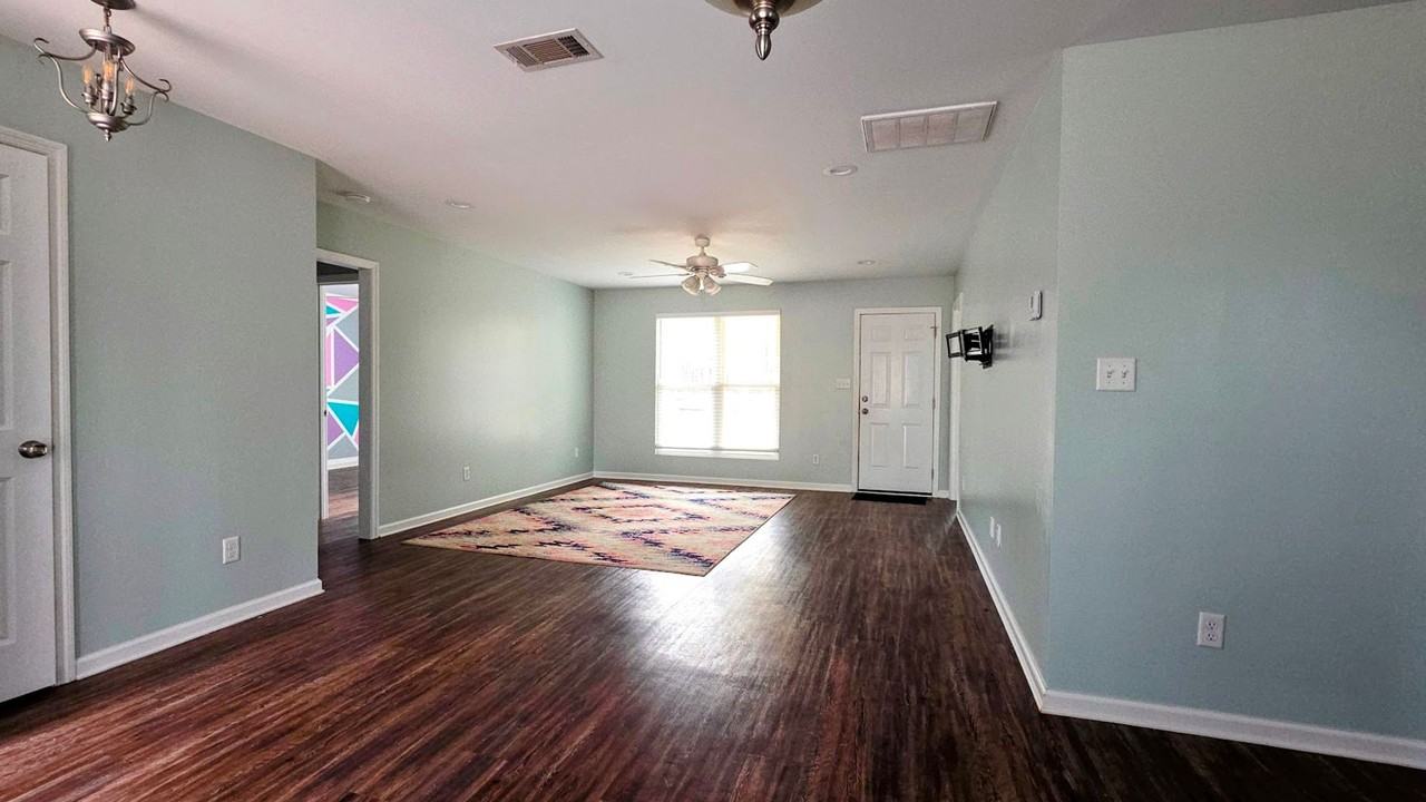 134 Canal St E - Photo 2 of 10