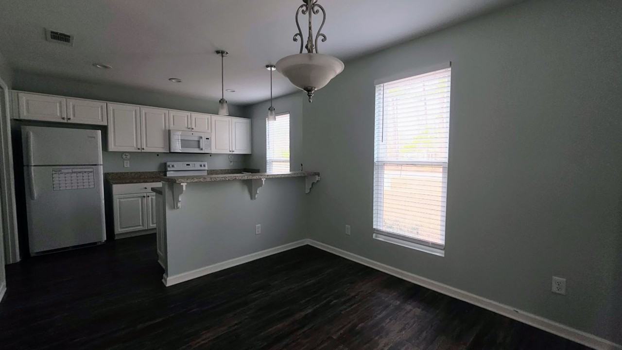 134 Canal St E - Photo 3 of 10