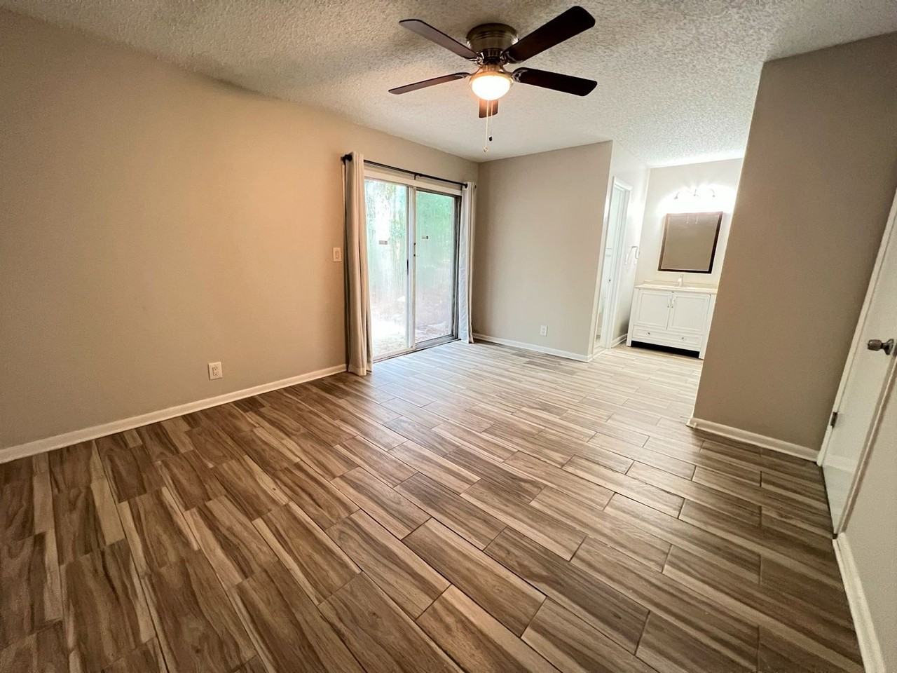 5404 101st St #4 - Photo 4 of 8