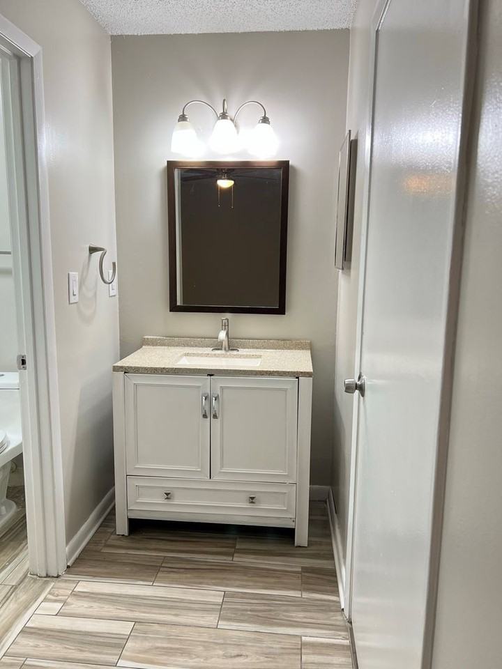 5404 101st St #4 - Photo 5 of 8