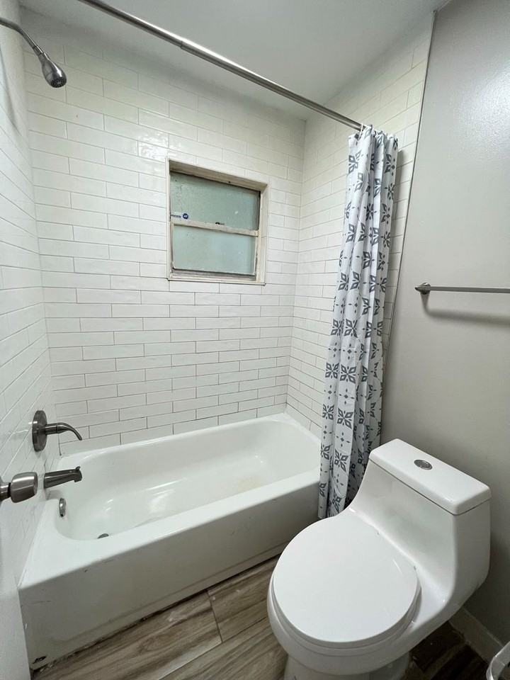 5404 101st St #4 - Photo 6 of 8