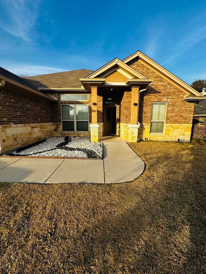 1004 Chaucer Ln - Photo 2 of 39