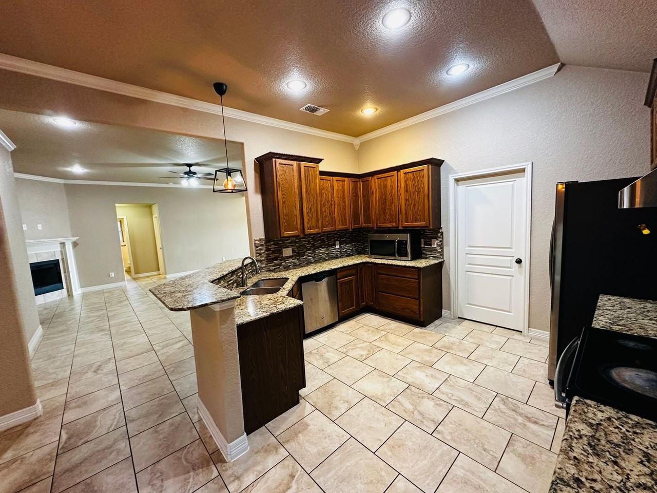 1004 Chaucer Ln - Photo 5 of 39