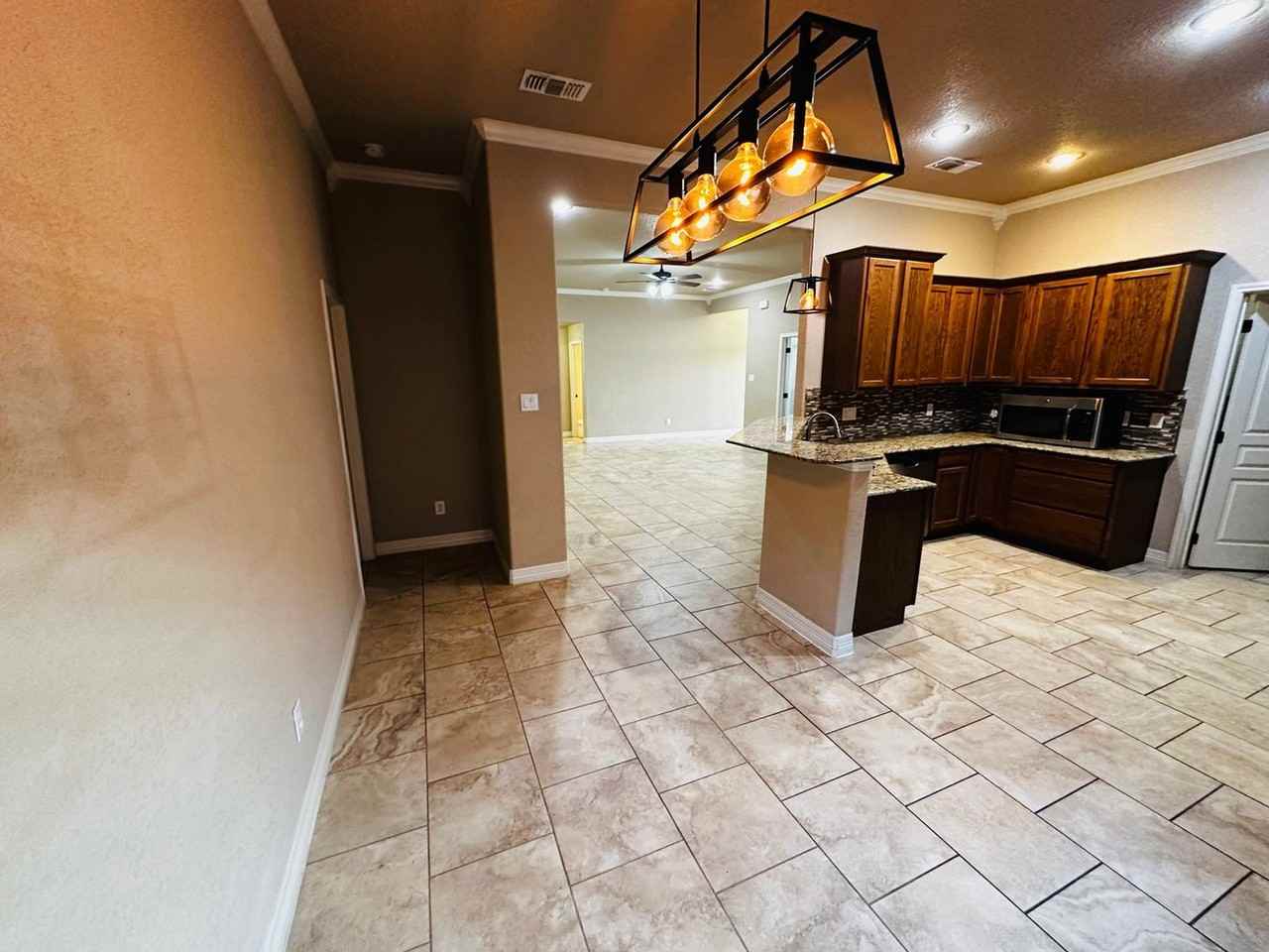 1004 Chaucer Ln - Photo 6 of 39