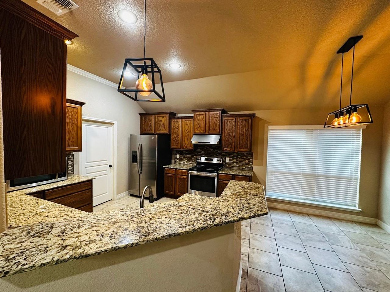 1004 Chaucer Ln - Photo 3 of 39