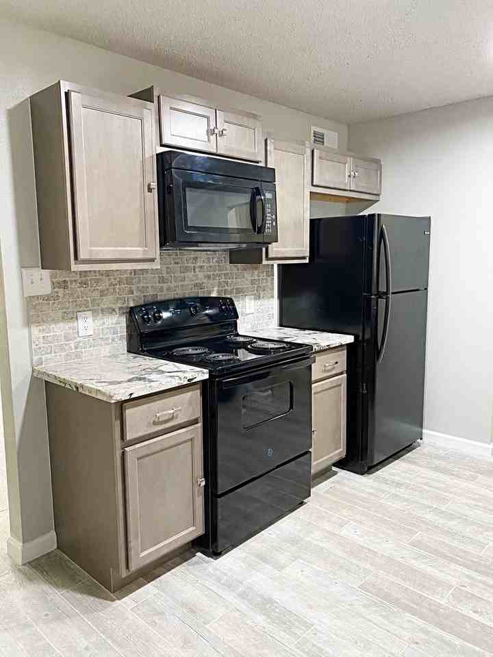 5941 Bedford Dr Apt A - Photo 3 of 11