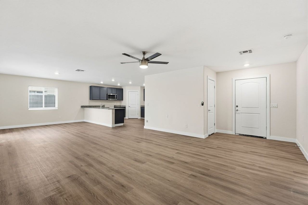 565 W Black Hawk Pl - Photo 7 of 39