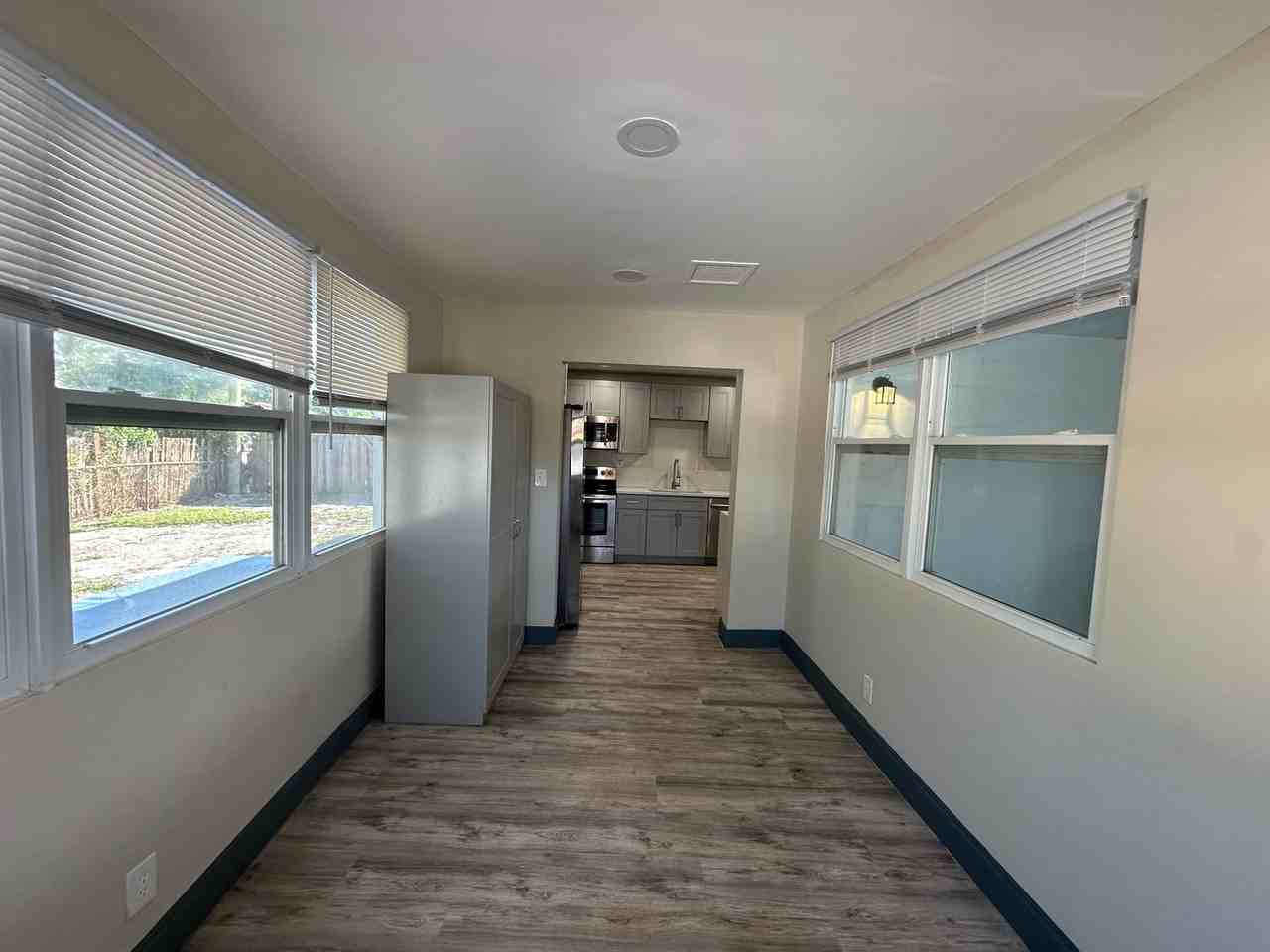 2550 Ne 7th Ter - Photo 5 of 12