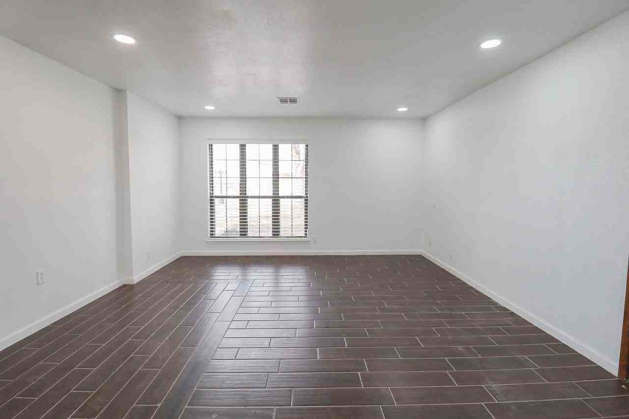 2121 S 130th East Ave - Photo 5 of 32