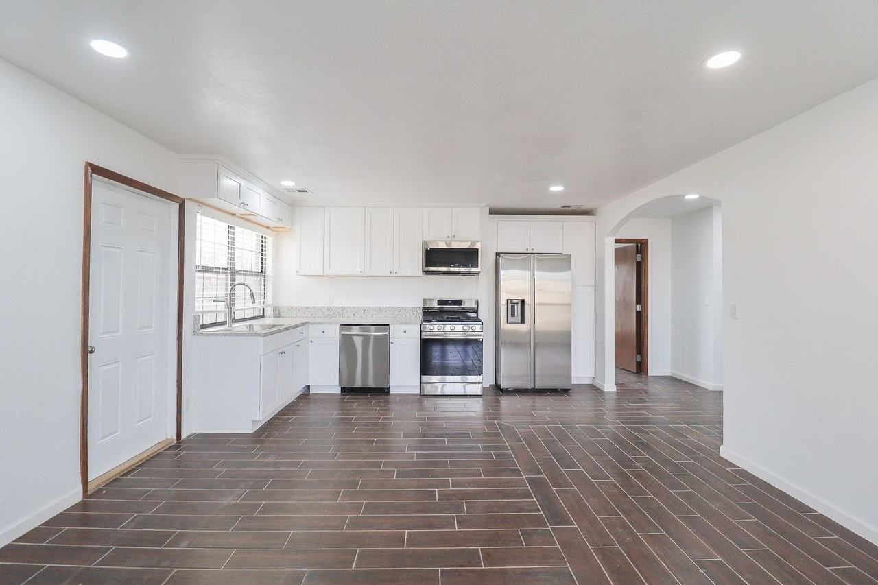 2121 S 130th East Ave - Photo 6 of 32