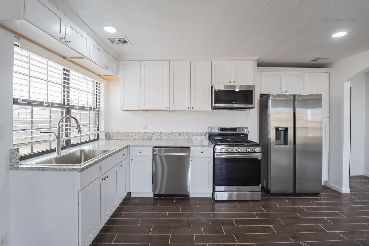 2121 S 130th East Ave - Photo 7 of 32