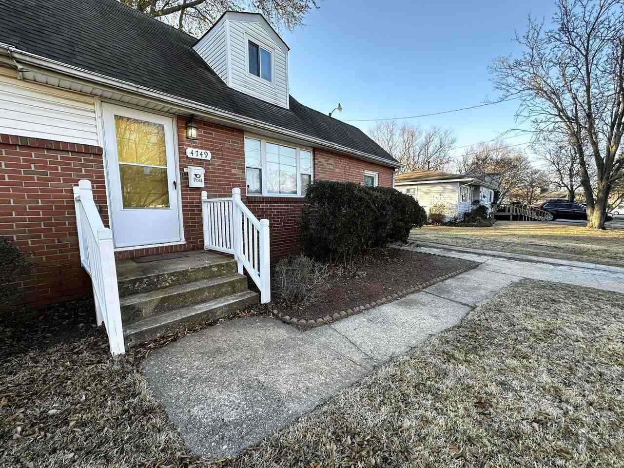 4749 Deerfield Ln - Photo 3 of 32