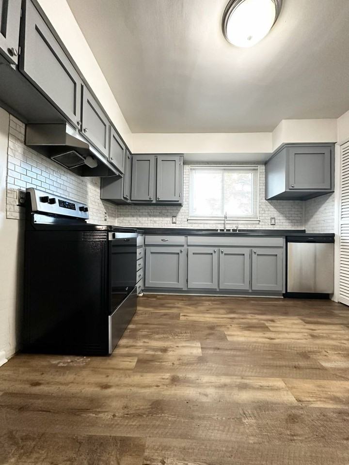 4749 Deerfield Ln - Photo 7 of 32