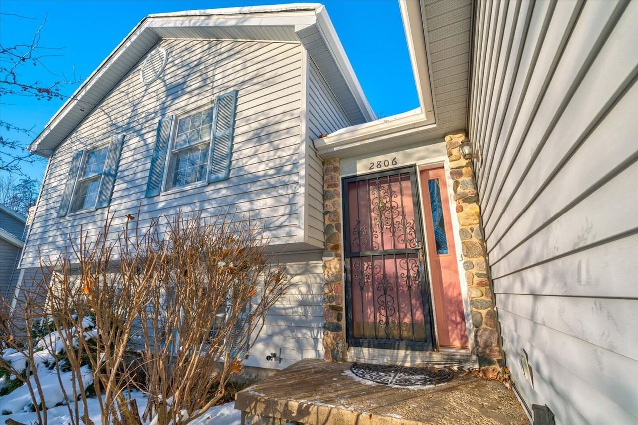 2806 Wentworth Dr - Photo 3 of 35