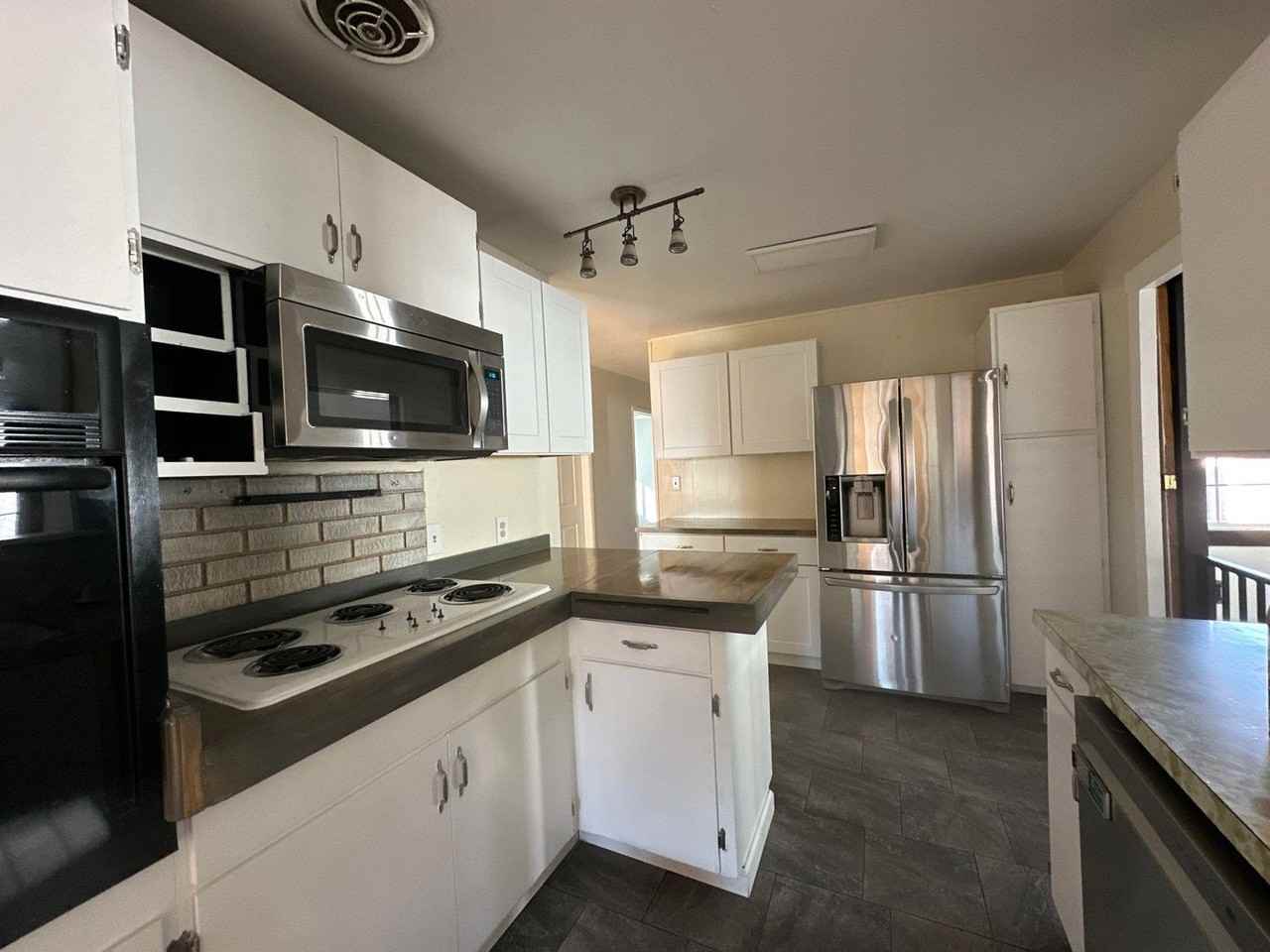 5819 Winter Ave - Photo 5 of 27