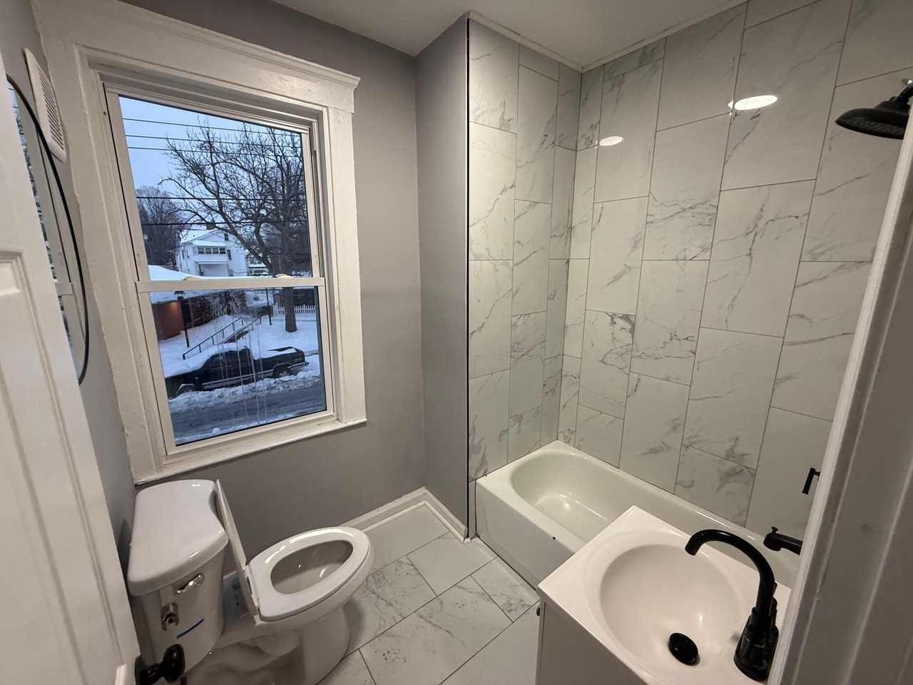 48 Daisy St 1st Fl #1 - Photo 4 of 7