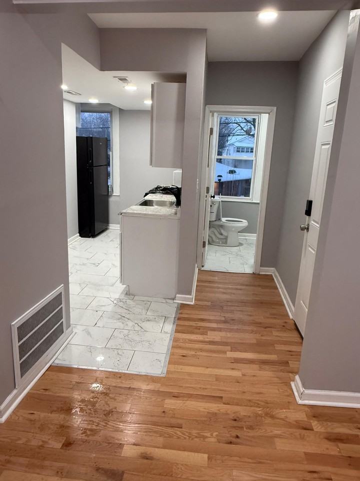 48 Daisy St 2nd Fl #2 - Photo 5 of 7