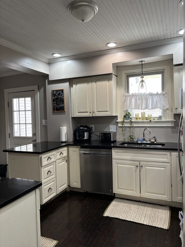 527 Grove St #527 - Photo 2 of 10