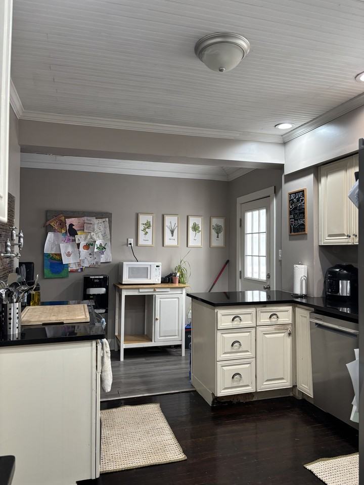 527 Grove St #527 - Photo 3 of 10