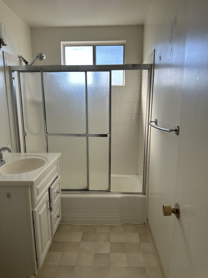 705 S Pacific Coast Hwy #D - Photo 4 of 18