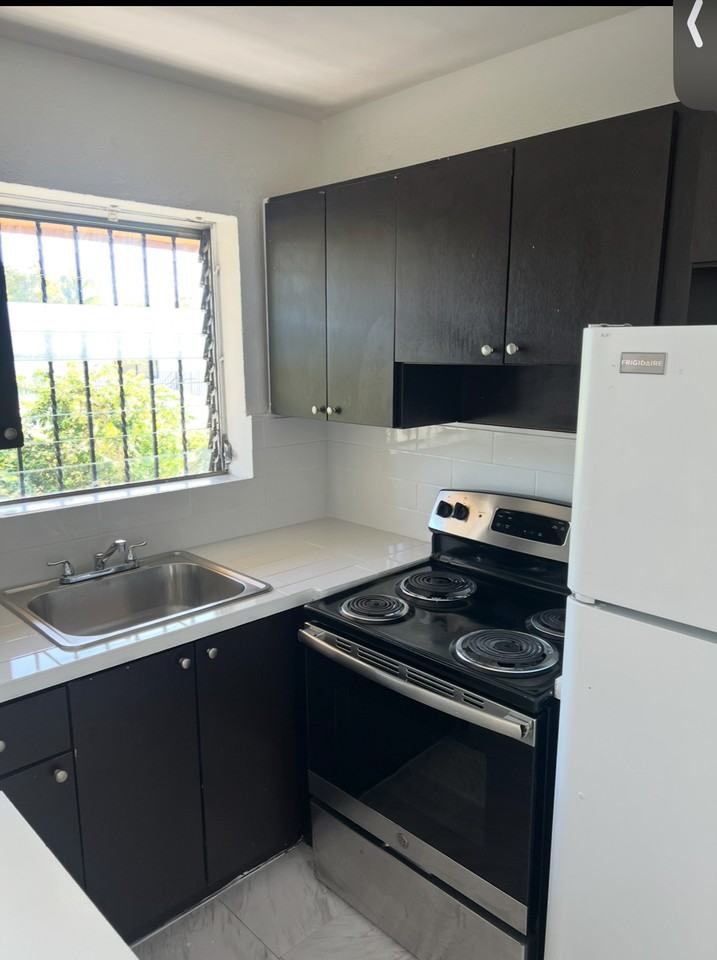 975 Nw 5th St #8 - Photo 2 of 7