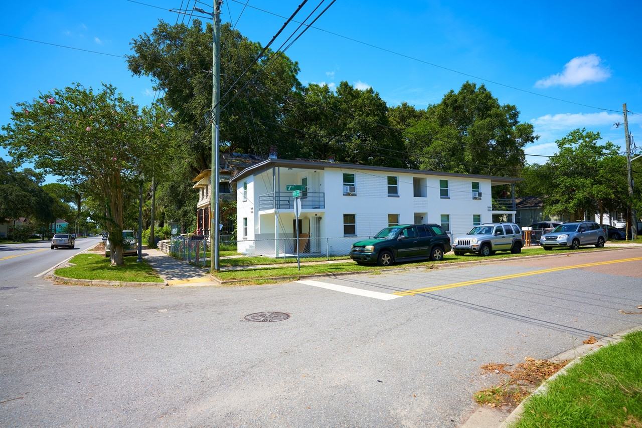 1666 N Myrtle Ave #1666 - Photo 3 of 14