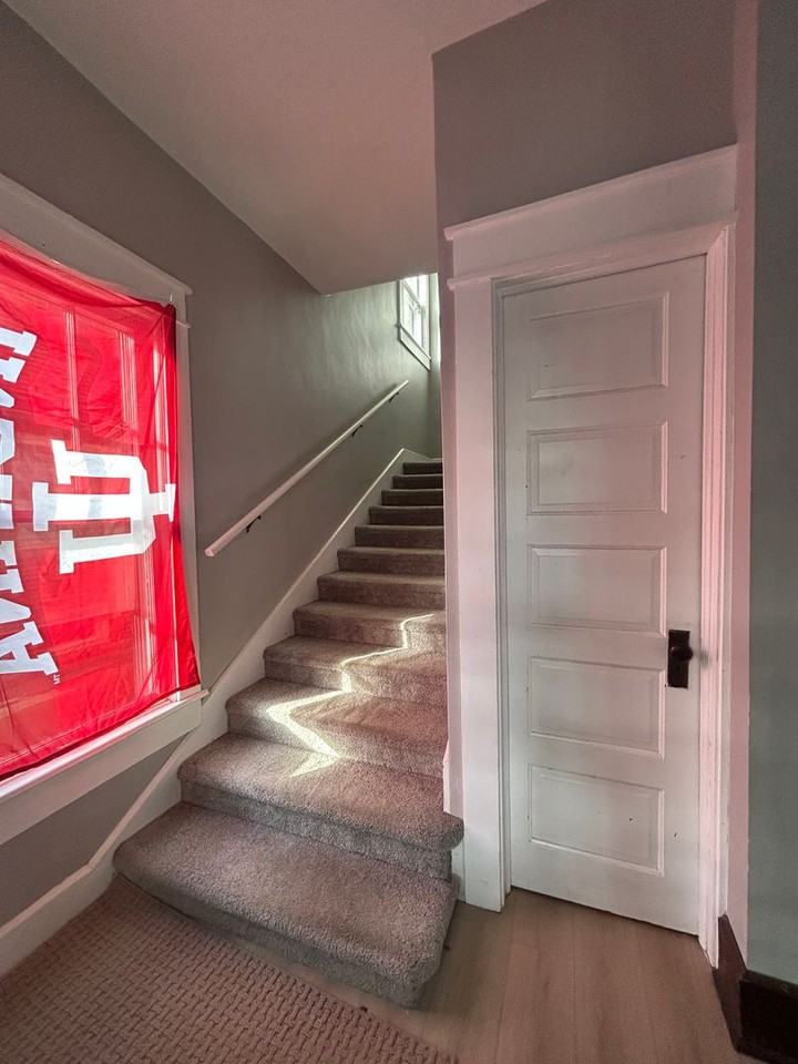 223 E 8th St - Photo 4 of 14