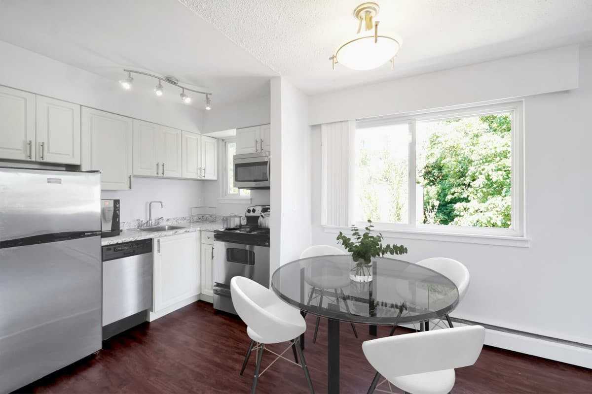 Redwood Manor - Photo 5 of 18