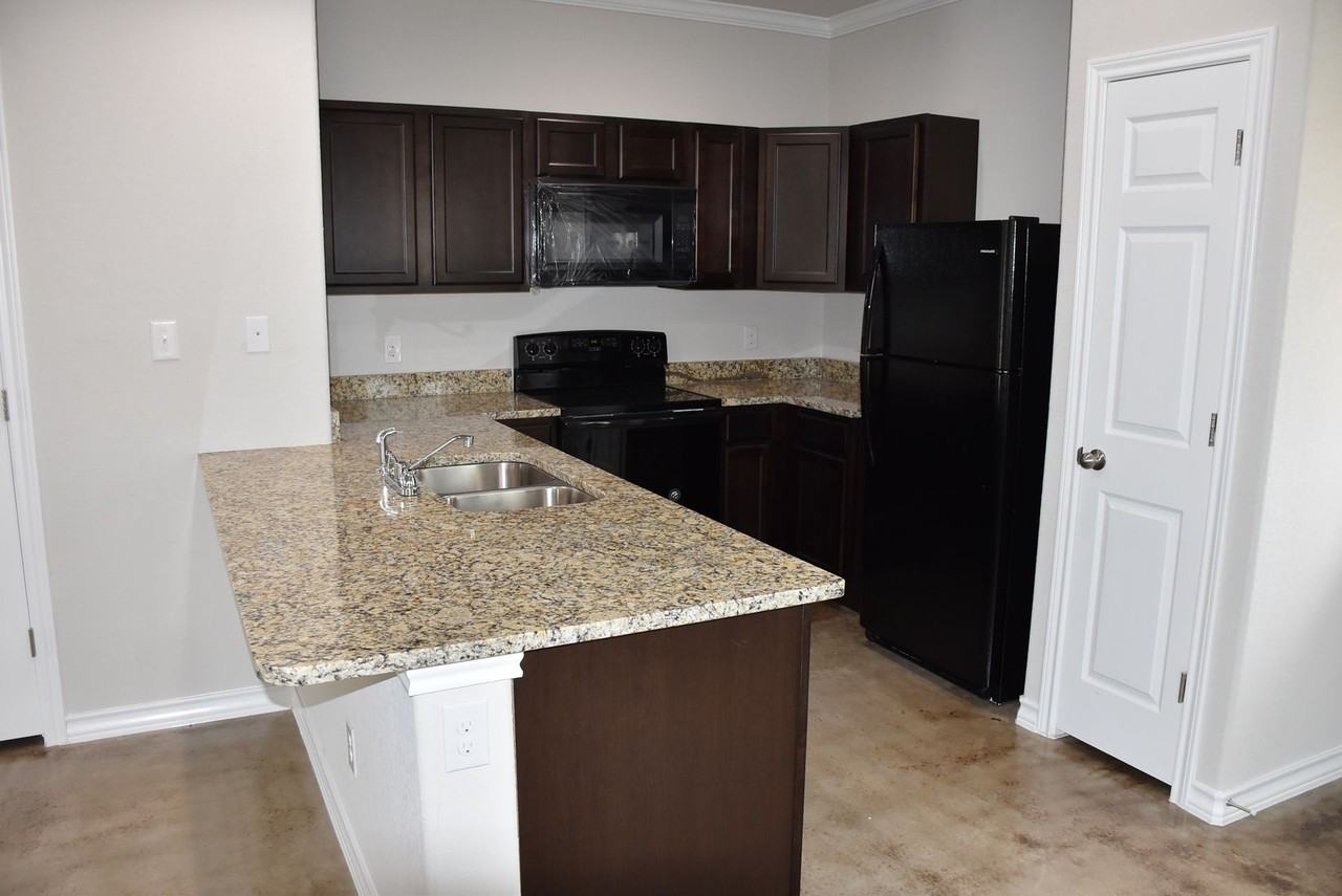 Modern 3 Bed 2 1/2 Bath Duplex - Photo 5 of 11