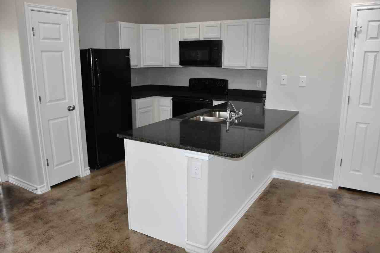 Modern 3 Bed 2 1/2 Bath Duplex - Photo 6 of 11