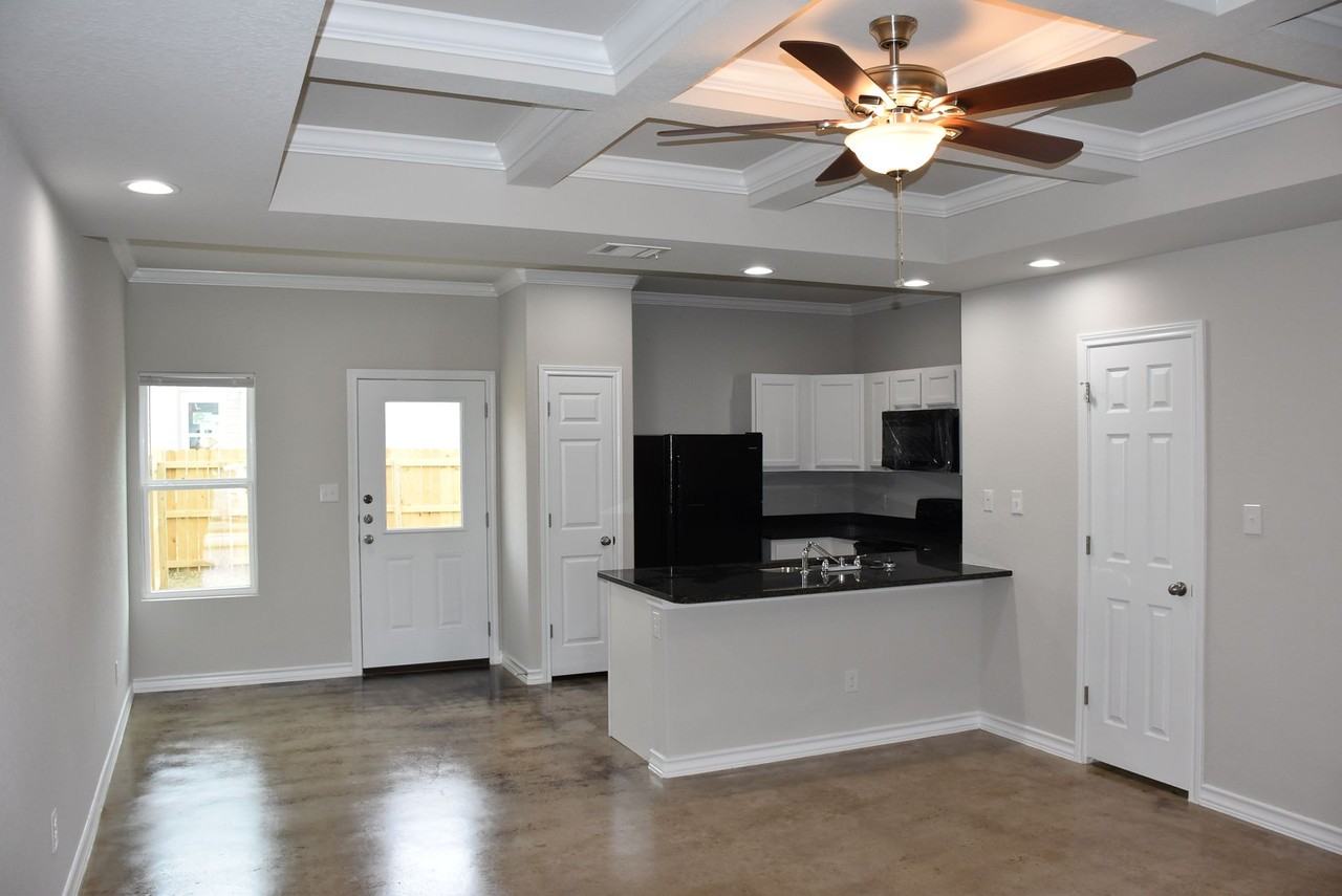 Modern 3 Bed 2 1/2 Bath Duplex - Photo 7 of 11