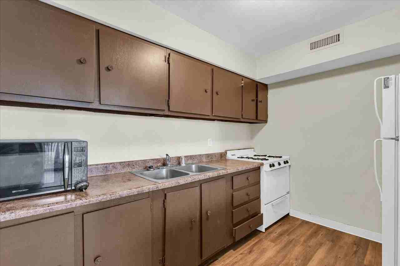 717 Fairmont Dr - Photo 6 of 50