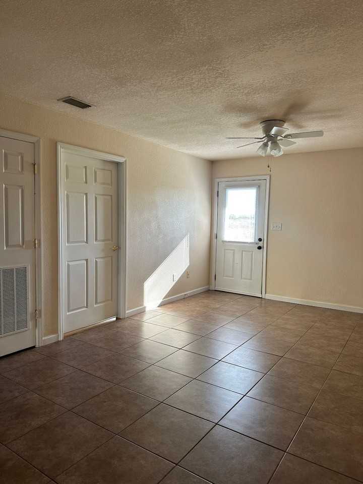 Mel Mar Go Apartments - Photo 5 of 9