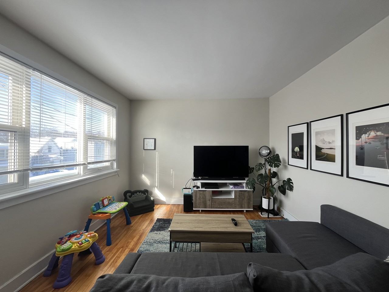 121 Glenora St - Photo 3 of 17