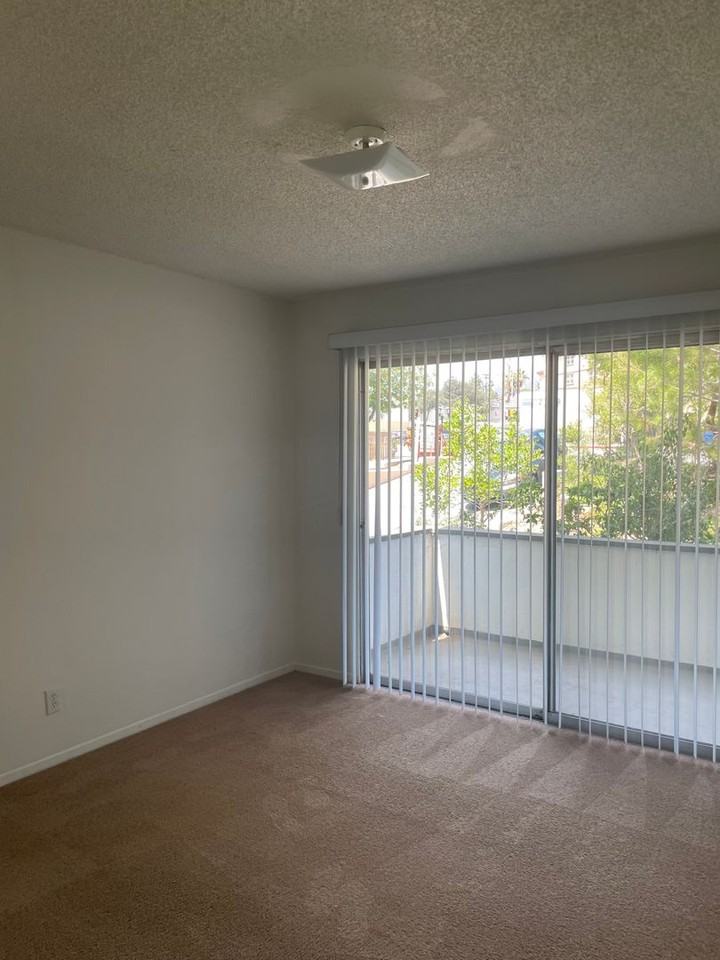 Kabir Apts (Montrose) - Photo 5 of 9