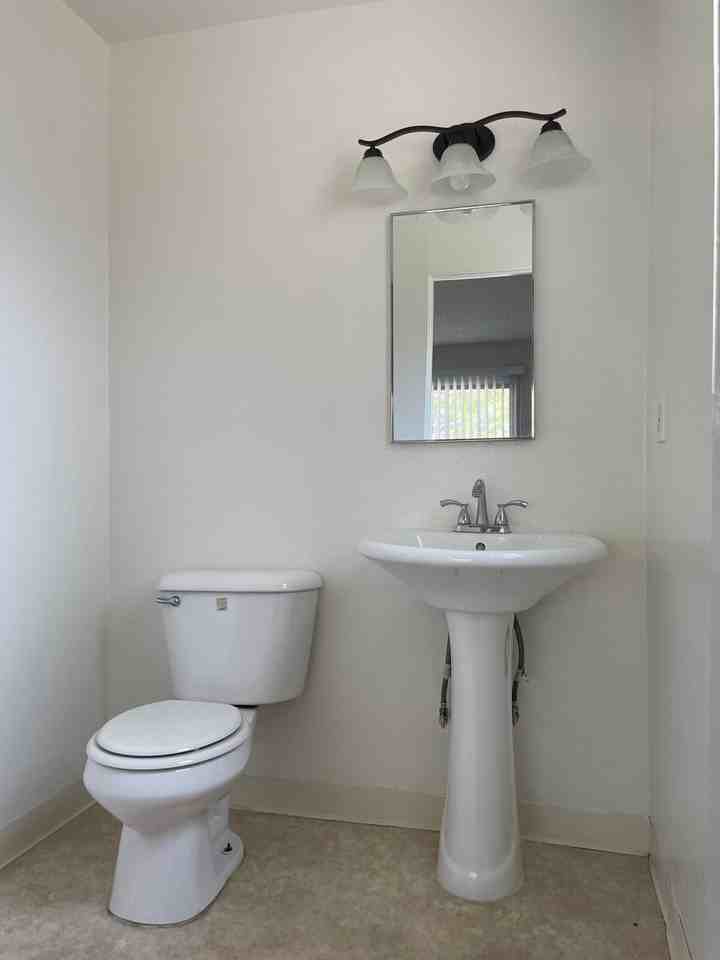 Kabir Apts (Montrose) - Photo 7 of 9