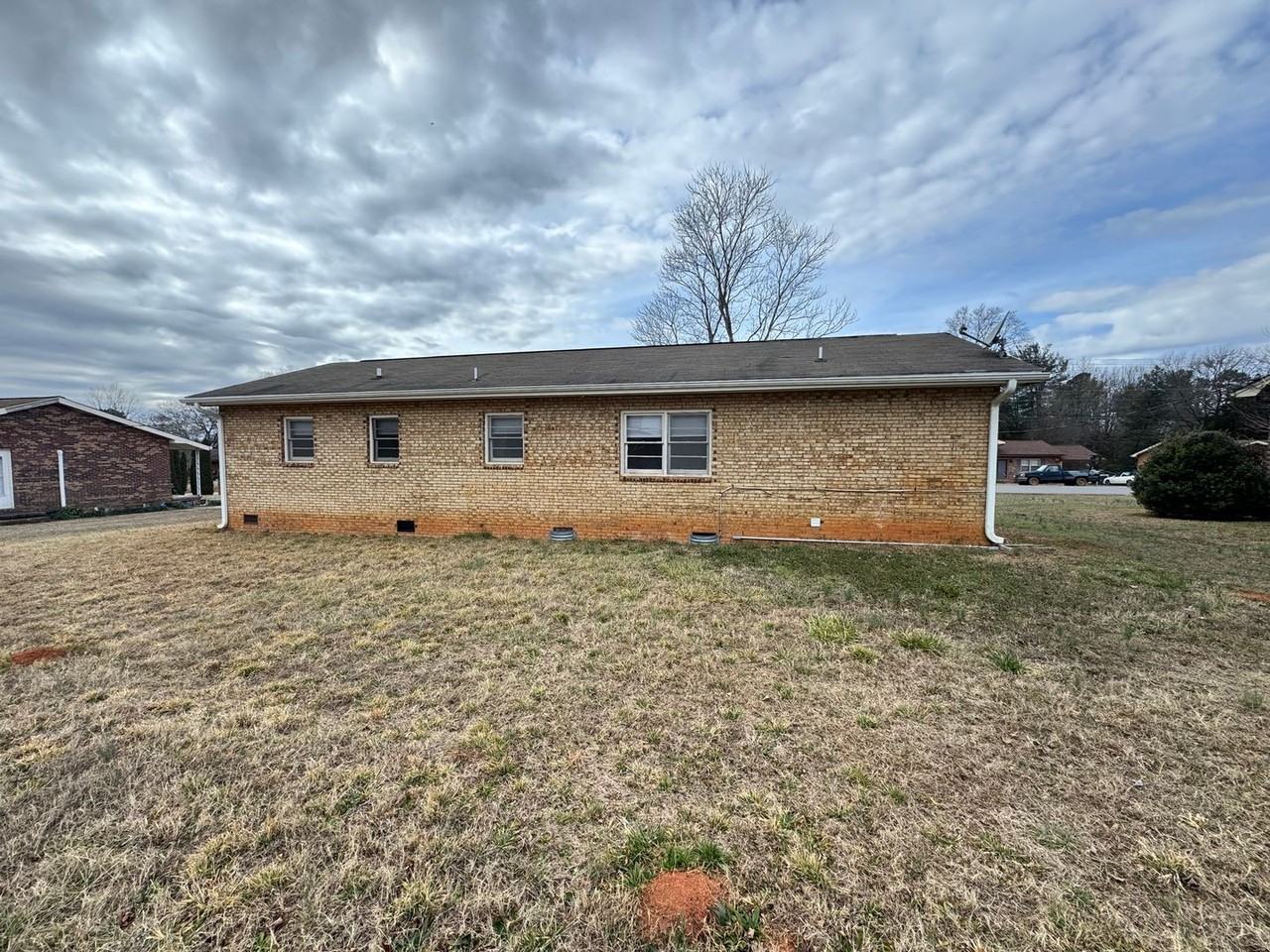 1400 Newton St - Photo 2 of 33