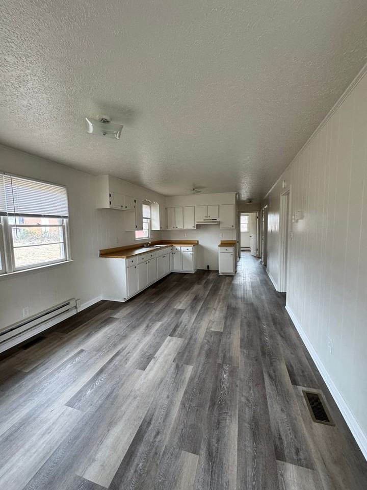 1400 Newton St - Photo 4 of 33